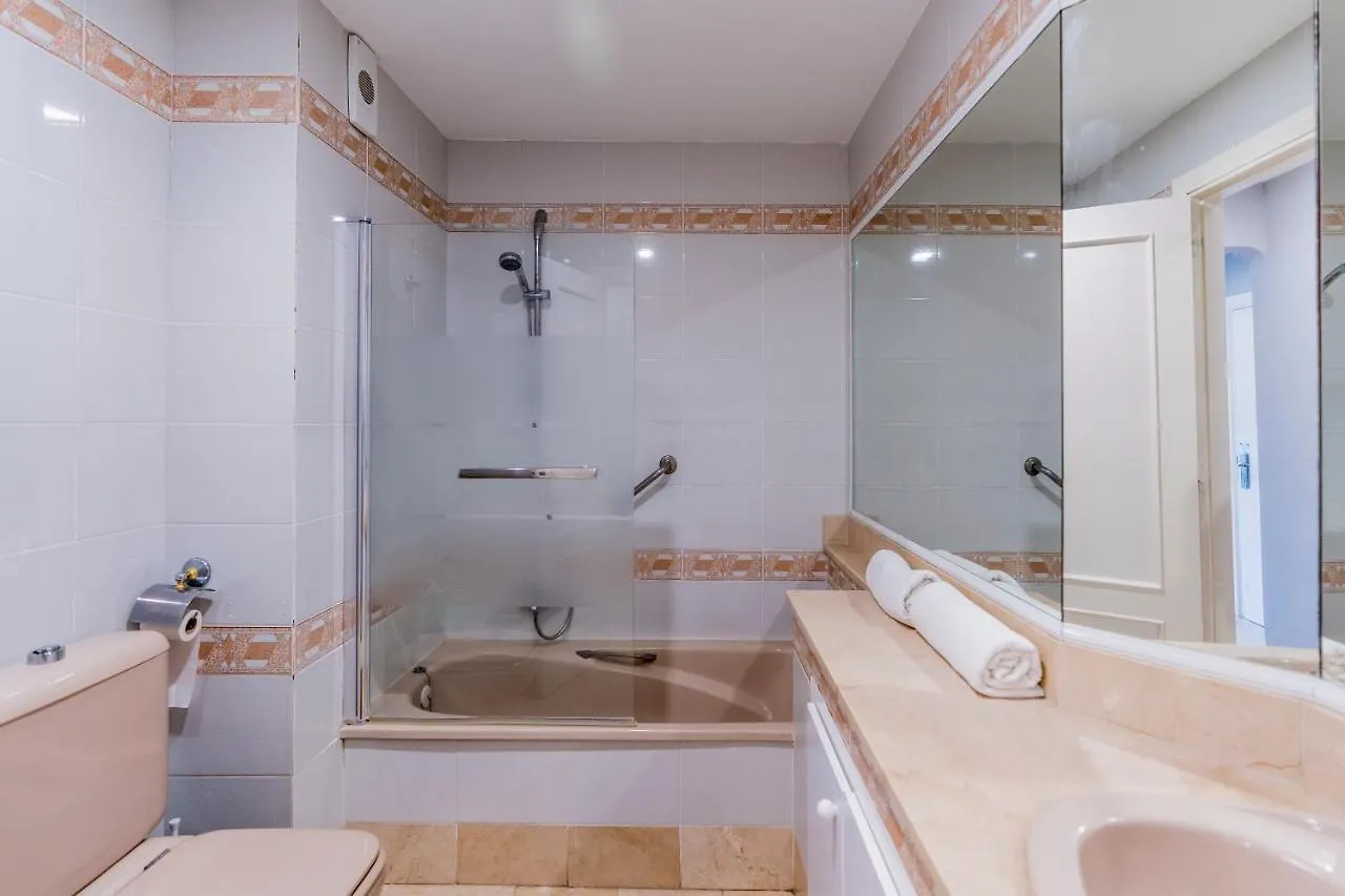 Beautiful 2 Bed Apartment With Pool And Golf Views Màlaga